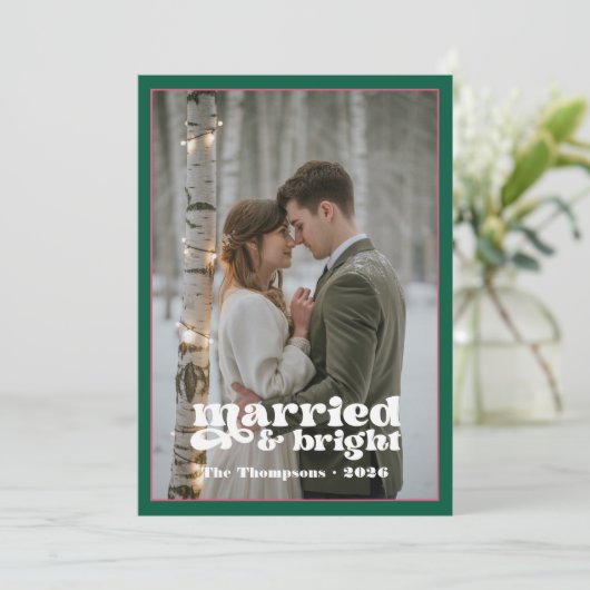 Hunter Green & Cranberry Passen getrouwd Kerst Feestdagenkaart (Staand voorkant)