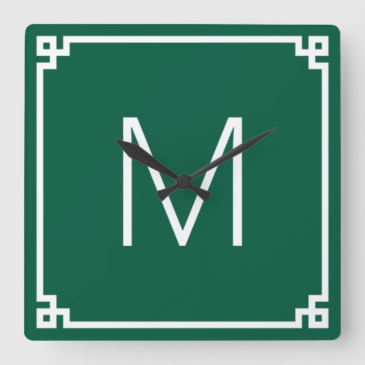 Hunter Green en White Griekse Key Border Monogram Vierkante Klok (Voorkant)
