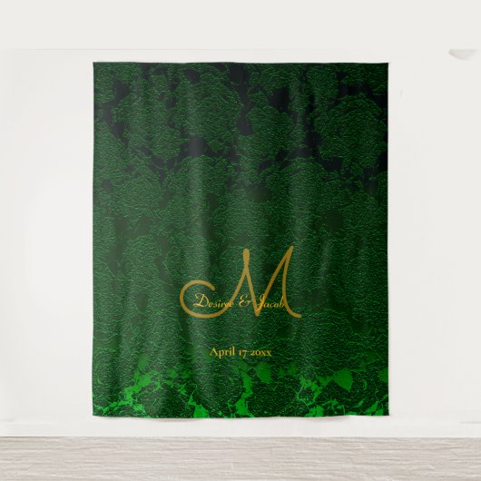 Hunter Green Gold Monogram Weddenschap Foto Booth Wandkleed (Voorkant)