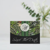 Hunter Green Monogram Camo Wedding Bewaar de datum Aankondigingskaart (Staand voorkant)