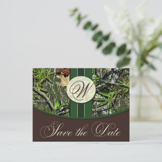 Hunter Green Monogram Camo Wedding Bewaar de datum Aankondigingskaart (Staand voorkant)