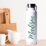 Hunter Green Naam Handgeschreven Script Custom Waterfles<br><div class="desc">Een gedurfde jager groene gepersonaliseerde monogram waterfles voor een meisje of man die houdt van eenvoudige,  handgeschreven geschenken. Mooi cursief schrift aan de zijkant van je flesje dat jouw naam uitspreekt.</div>