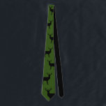 Hunter green stropdas met hertenafdrukpatroon<br><div class="desc">Hunter green stropdas met een hertenafdrukpatroon. Grappig stropdassen van het thema van de kleurenjacht voor mannen. Manly design. Kool kerstcadeauidee of kerstcadeauidee voor vader,  oom,  opa,  man,  broer,  vriend,  baas,  medewerker,  bruidsmeisje,  bruidsmeisje,  groommannen,  enz.</div>