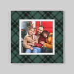 Hunter Green Tartan Patroonpatroonkerstfoto Canvas Afdruk<br><div class="desc">Dit feestelijke kunstcanvas voor kerstfeestdagen biedt een aangepaste ruimte voor vierkante familiefoons die is ingebouwd door een klassieke, maar moderne jager/pijngroen en zwarte Schotse tartan-pleisterachtergrond. Er is een optie om de groene achtergrondkleur te veranderen om met uw decor te coördineren. Het uiteinde van de foto: bewaar uw foto aan een...</div>