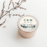 Hunter-groen | Monogram mountain Sketch Wedding Ronde Sticker<br><div class="desc">Robuuste stickers voor je buitenshuis,  bossen of avontuurlijke bruiloft zijn voorzien van een handgeschetste afbeelding van bergpieken,  pijnbomen en een stromende rivier,  met je initialen of monogram en trouwdatum in blokletters.</div>