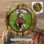 Hunter Photo EERST TURKEY Hunting Camouflage Keramisch Ornament<br><div class="desc">Herdenking van hun eerste ervaringen met de jacht op kalkoenen door een speciaal keepjesornament te creëren. De tekst kan worden gewijzigd of verwijderd zoals gewenst. De achtergrond heeft een robuuste, handbeschilderde waterverf in camouflage schaduwen van bruin en groen. PHOTO TIP: Voor de snelste/beste resultaten, kies een foto met het onderwerp...</div>