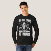 Hunter Wife thinks Im at work Deer Hunting Essenti T-shirt (Voorkant volledig)