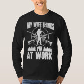 Hunter Wife thinks Im at work Deer Hunting Essenti T-shirt (Voorkant)