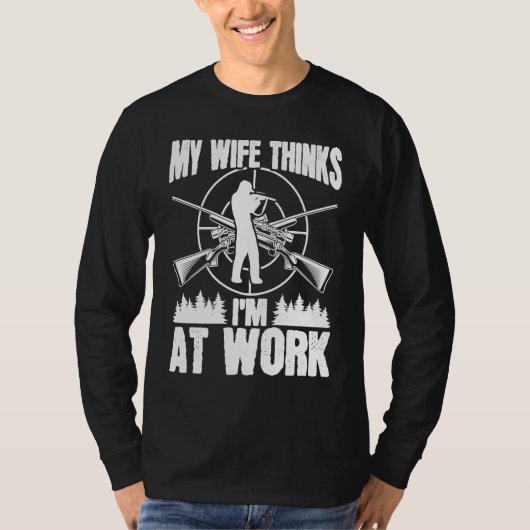 Hunter Wife thinks Im at work Deer Hunting Essenti T-shirt (Voorkant)