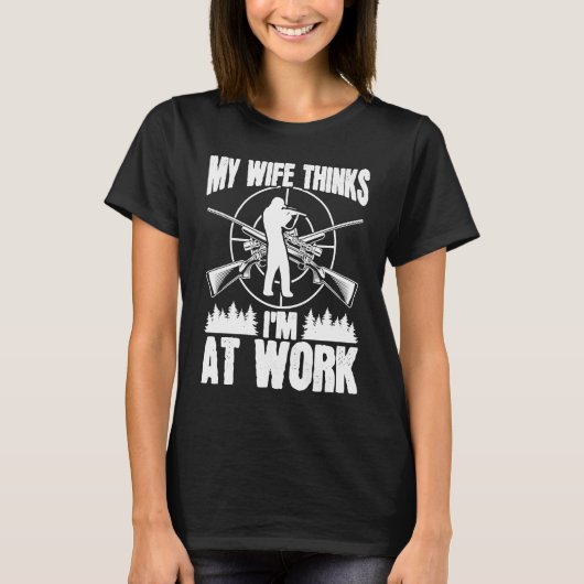Hunter Wife thinks Im at work Deer Hunting Essenti T-shirt (Voorkant)
