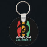 Huntington Beach California  Retro Surfing Sleutelhanger<br><div class="desc">retro surfbordontwerp voor surfers die van surfen houden en de oceaangolven aanjagen. Koele zomervakantie, zomervakantie voor mensen die van hete zon genieten, tropisch weer, zonneschijn onder de palmboom. Grunge en noodlijdend design om te draag terwijl je van het strand geniet en rond de vuurzee zingt. Geweldig souvenir, kerstcadeau en verjaardagscadeau...</div>