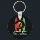 Huntington Beach California  Retro Surfing Sleutelhanger<br><div class="desc">retro surfbordontwerp voor surfers die van surfen houden en de oceaangolven aanjagen. Koele zomervakantie, zomervakantie voor mensen die van hete zon genieten, tropisch weer, zonneschijn onder de palmboom. Grunge en noodlijdend design om te draag terwijl je van het strand geniet en rond de vuurzee zingt. Geweldig souvenir, kerstcadeau en verjaardagscadeau...</div>