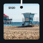 Huntington Beach, Californië, Metalen Ornament<br><div class="desc">Huntington Beach,  Californië,  met de pier- en lifestardtoren en een prachtige inwoner van Californië Brown Pelican aan de achterkant. Verander de datum naar de huidige bezoekdatum.</div>
