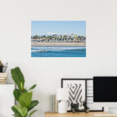 Huntington Beach en Snow Capped Mountains Poster (Thuiskantoor)