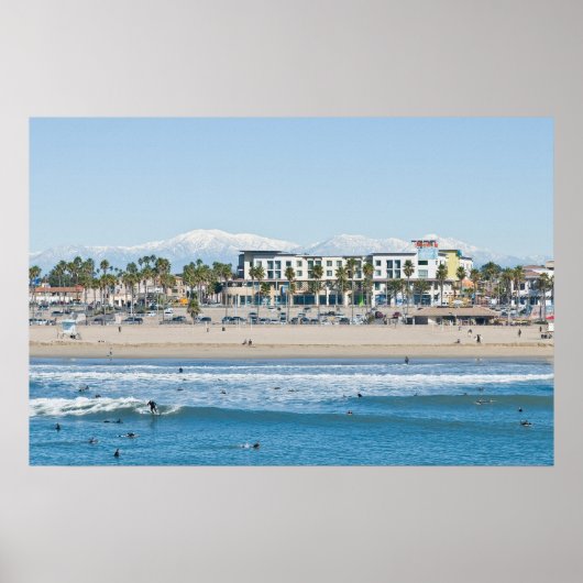 Huntington Beach en Snow Capped Mountains Poster (Voorkant)