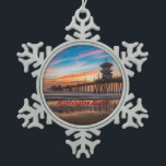 Huntington Beach Pier bij zonsondergang Tin Sneeuwvlok Ornament<br><div class="desc">Huntington Beach Pier bij zonsondergang</div>
