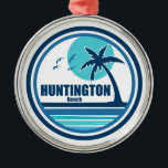 Huntington Beach, South Carolina Palmbomen Metalen Ornament<br><div class="desc">Een ideale optie voor wildlife liefhebbers, geschiedenisboeien en hengelaars, Huntington Beach State Park in South Carolina beschikt over ruim 2.500 hectare om te verkennen. Samen met zijn ongerepte strand van 3 mijl bost het park meer dan 300 vogelsoorten en een nationaal historisch landmerk, het Atalaya Castle uit de jaren dertig....</div>