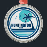Huntington Beach, South Carolina Palmbomen Metalen Ornament<br><div class="desc">Een ideale optie voor wildlife liefhebbers, geschiedenisboeien en hengelaars, Huntington Beach State Park in South Carolina beschikt over ruim 2.500 hectare om te verkennen. Samen met zijn ongerepte strand van 3 mijl bost het park meer dan 300 vogelsoorten en een nationaal historisch landmerk, het Atalaya Castle uit de jaren dertig....</div>
