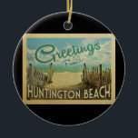 Huntington Beach Vintage Travel Keramisch Ornament<br><div class="desc">Deze Greetings from Huntington Beach  briefkaart design heeft een zandig strand met een prachtig turquoise oceaanwater en boven het zee,  een blauwe hemel met blauw witte wolken. In de klassieke reisstijl.</div>