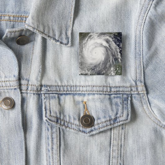 Hurricane Emily Vierkante Button 5,1 Cm (In situ)