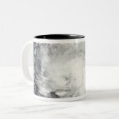 Hurricane Tomas over de Lesser Antilles Tweekleurige Koffiemok (Voorkant links)