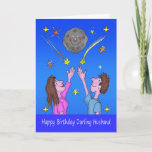 Husband Birthday Cartoon Couple Moon and Stars Kaart<br><div class="desc">Dit is een komische kaart voor een vrouw om haar man op zijn verjaardag te geven. Het is een cartoon karikatuur van een paar in liefde die naar boven gebaren naar de glimlende maan en twinkelende sterren. Er komt een schietster langs elke kant van de maan. Ze kijken in ontzag...</div>