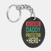 Husband Daddy Protector Hero Fathers Day Funny Gif Sleutelhanger (Voorkant Links)