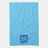 Husband. Papa. Beschermer. Hero. Theedoek (Verticaal)