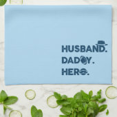 Husband. Papa. Hero. Retro grafisch Theedoek (Gevouwen)