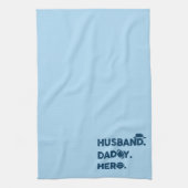 Husband. Papa. Hero. Retro grafisch Theedoek (Verticaal)