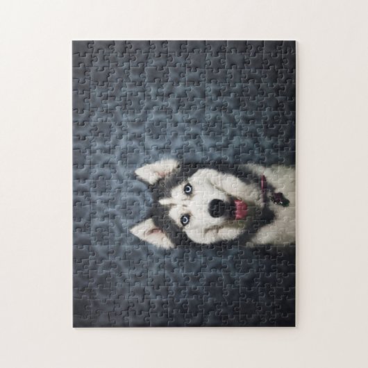 Husky Puppy Posing met een donkere achtergrond Legpuzzel (Verticaal)