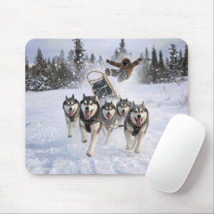 Husky's uit de hand lopend een slee trekken muismat