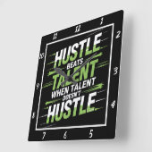 Hustle Beats Talent Motivatie Quote Vierkante Klok (Hoek)
