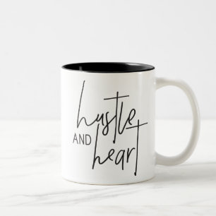 HUSTLE EN HEART moderne, zwarte hand met letters Tweekleurige Koffiemok
