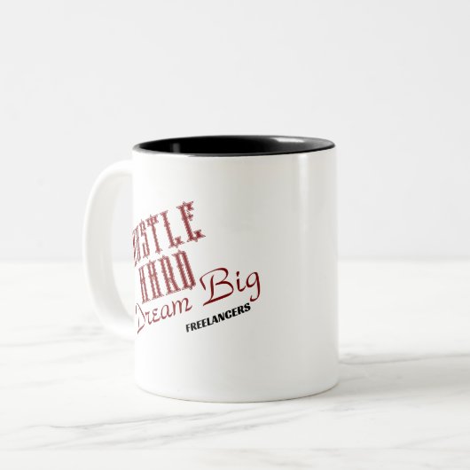 Hustle Hard Dream Big Freelancer / Koffie Mok (Voorkant links)