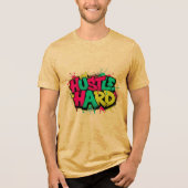HUSTLE HARD – Graffiti Urban Typography T-Shirt (Voorkant)