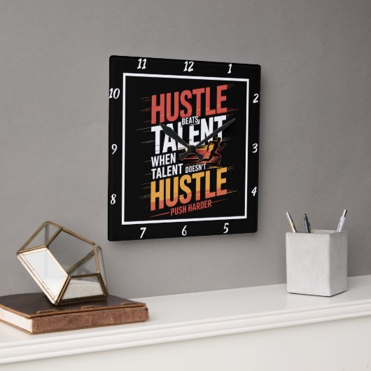 Hustle verslaat talent runner motivatie vierkante klok (Kantoor)