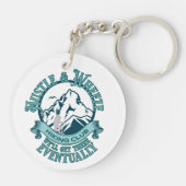 Hustle & Wheeze Hiking Club  Sleutelhanger (Achterkant)