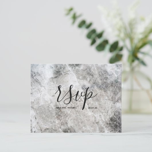 Huwelijks-Rsvp kaart | Stone Marble Script Postkaa (Staand voorkant)