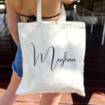 Huwelijks Verwelkoming Persoonlijk Script Tote Bag<br><div class="desc">Klik op “Personaliseer deze template” om verder aan te passen. Je kunt de krans kleur veranderen. Je kunt het lettertype, de lettergrootte, letterkleur en meer wijzigen! Bekijk zeker de 1000 overeenkomende items in onze winkel. welkomsttas, huwelijksontvangsttas, hotelgastentas, bloemenkransttas, botanisch, gebladerte, bruid en bruidegom, Bestemming Huwelijk, monogram, naam, bruid en bruidegom,...</div>