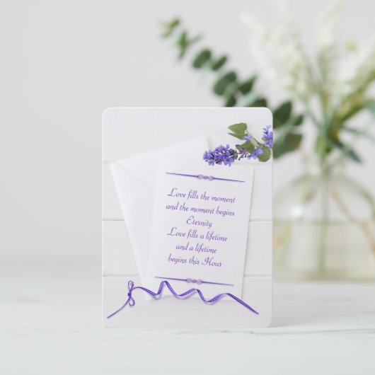 huwelijks wit briefpapier op hout met paarse lint kaart (Staand voorkant)