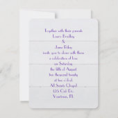 huwelijks wit briefpapier op hout met paarse lint kaart (Achterkant)