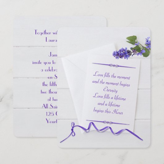 huwelijks wit briefpapier op hout met paarse lint kaart (Voorkant / Achterkant)