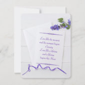 huwelijks wit briefpapier op hout met paarse lint kaart (Voorkant)