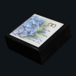 Huwelijksaandenken box hortensia cadeaudoosje<br><div class="desc">Trouwsouvenir doos met zachte focus hortensia bloemen op kant look achtergrond met namen en datum van het bruidspaar. Perfect cadeau voor bruid en bruidegom om herinneringen van hun speciale dag te redden. Aanpassen met namen en datum. U kunt ook het lettertype en de kleur van het lettertype wijzigen. Deze prachtige...</div>
