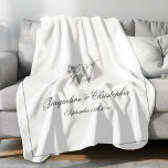Huwelijkscadeau Elegante Pas getrouwd Keepsake Mon Fleece Deken<br><div class="desc">Huwelijkscadeau Elegante Pas getrouwd Keepsake Monogram Fleece Deken. Gepersonaliseerde witte en faux zilvergrijze monogrammed Fleece Deken. Klassiek script voor het initiaal, de namen van de bruid en bruidegom, en de trouwdatum op een eenvoudige elegante minimalistische witte achtergrond. Perfect huwelijksgeschenk, of cadeau voor nieuwe huwelijken, een gekoesterde herinnering aan hun speciale...</div>