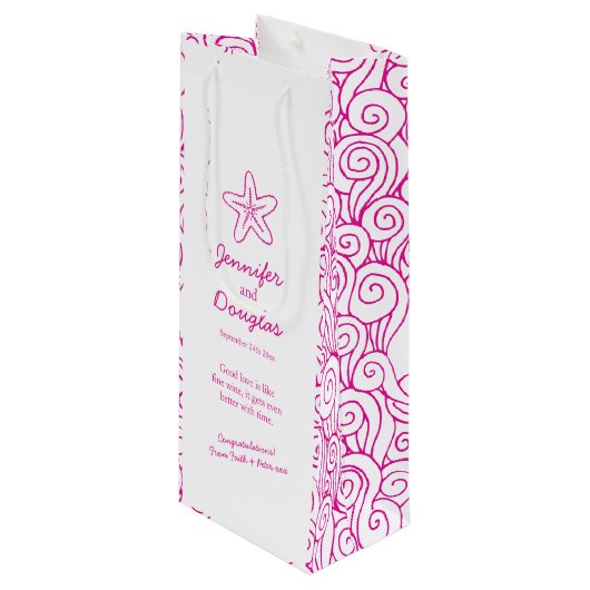 Huwelijkscadeau gepersonaliseerde zeesterren roze  wijn cadeautas (Voorkant Gekanteld)