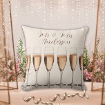 Huwelijkscadeau Rij van roze champagneglazen Kussen<br><div class="desc">Dit prachtige bruiloftskussen heeft een rij elegante champagneglazen,  perfect voor het vieren van het pasgetrouwde stel. Personaliseer het met de naam van het paar in een prachtig script voor een echt uniek tintje. Een doordacht vrijgezellenfeest of huwelijkscadeau dat nog jaren gekoesterd zal worden.</div>