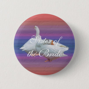 huwelijkscadeau, twee witte ganzen in een fantasie ronde button 5,7 cm