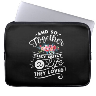 Huwelijkscadeaus | Een leven gebouwd waarvan zij h Laptop Sleeve
